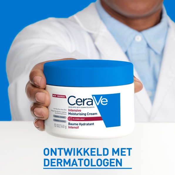 en persoon in een witte doktersjas houdt een pot CeraVe Intensive Moisturising Cream vast, met blauwe dop en wit etiket. Onderaan staat de tekst “Ontwikkeld met dermatologen”.