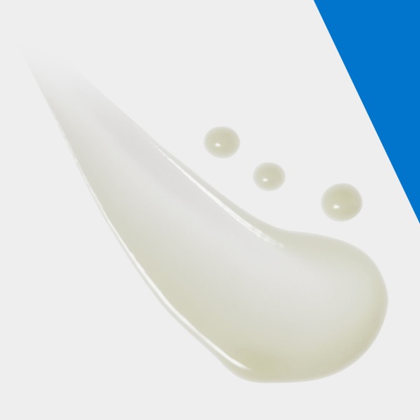 Close-up van een glanzende beige-witte druppel serum op een witte achtergrond.