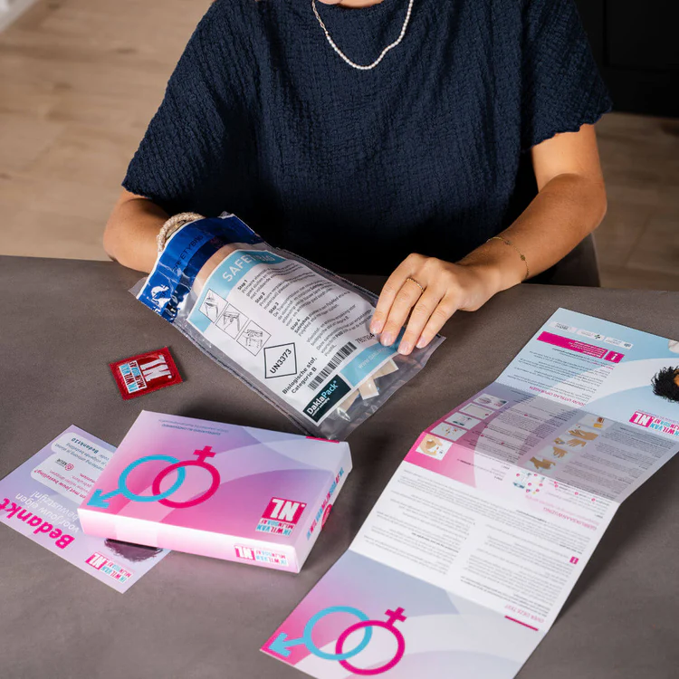 Persoon met SOA thuistest uitpakt