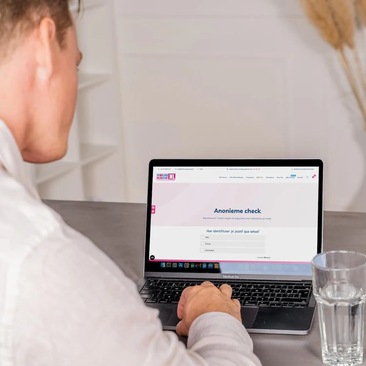 Over de schouder perspectief van een man die naar een laptopscherm kijkt met SOA test uitslagen